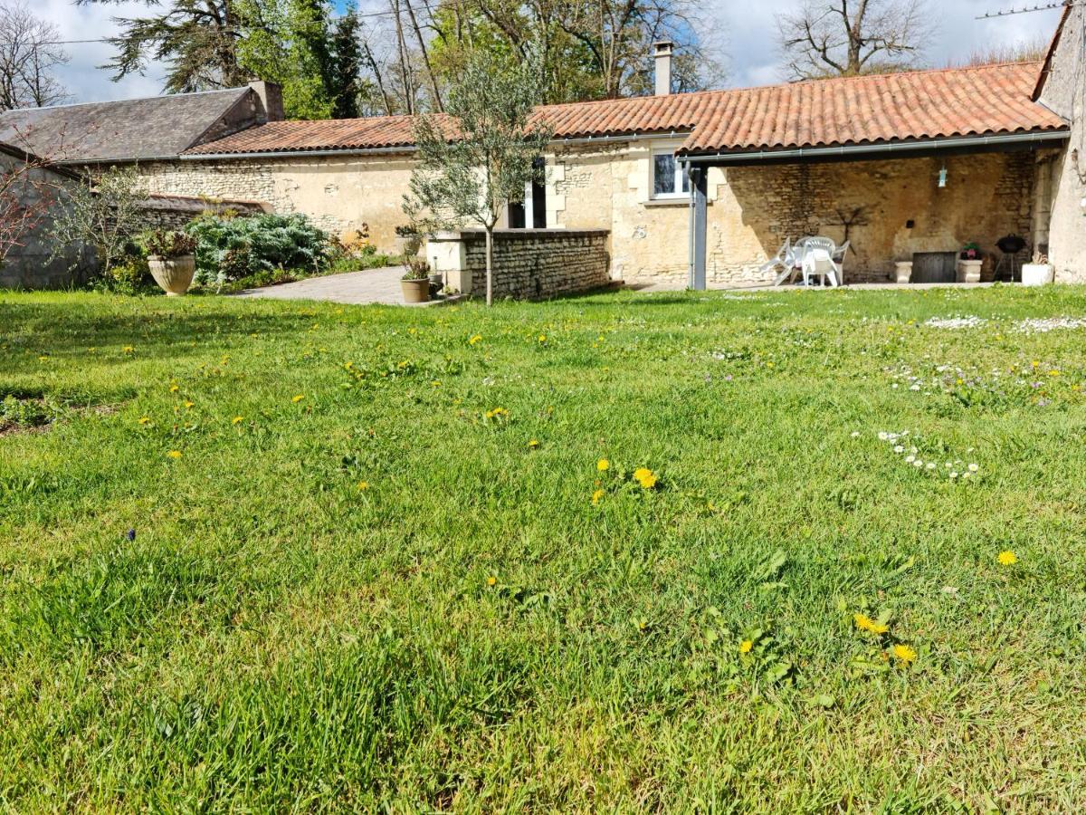 La Thibaudiere Gite 70M2 Mirebeau Exterior foto